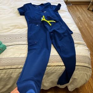 FIGS Scrubs Set